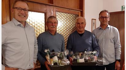 Bild: Norbert Ehebauer/exb
GdP-Bezirksvorsitzender Christian Bleyer (links) und Kreisgruppenvorsitzender Norbert Ehebauer (rechts) ehren Georg Lehner (Zweiter von links) und Georg Ederer (Dritter von links) für ihre Treue zur GdP.