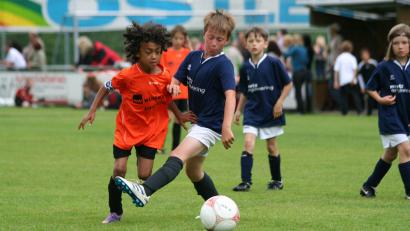 Archivbild: Richard Weigert
"Nene" Brown (links), heute Profi beim 1. FC Nürnberg, ließ schon früher die Gegner stehen. Diese Aufnahme stammt vom 13. Juni 2011 beim Hauser-Gust-Gedächtniscup in Rieden.