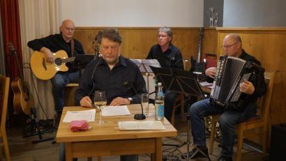 Bild: wel
Rezitator Karl Stumpfi ließ die Werke von Wiener Poeten und Satirikern lebendig werden. Den musikalischen Teppich dazu legten (von links) Jürgen Zach, Klaus Götze und Franz Schöberl.