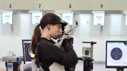 Bild: rwo
Janine Herbst lieferte im Wettkampf gegen Katharina Hafner mit 394:394 erneut eine starke Leistung ab. Beim anschließenden Stechen sorgte sie mit 10:9 für den dritten Einzelpunkt zum wichtigen 3:2-Erfolg über Gemütlichkeit Mertingen.