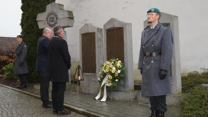 Bild: wel
Bürgermeister Norbert Eckl und Peter Breitschafter, der Vorsitzende der Krieger- und Soldatenkameradschaft, legen am Kriegerdenkmal einen Kranz nieder.