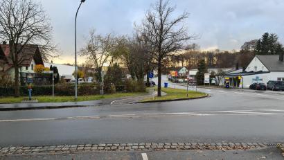 Bild: sne
Die Felsmühlstraße ist vom Verkehr der Pressather Straße schlecht einsehbar. Darum soll hier eine Querungshilfe entstehen.