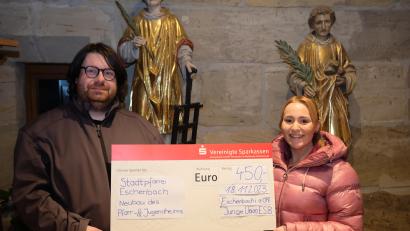 Bild: do
Der Überreichung des symbolischen Spendenschecks von JU-Vorsitzender Katharina Diertl an Stadtpfarrer Pater Johannes Bosco folgt die Übergabe einer Barspende in Höhe von 450 Euro für den Pfarrheim-Neubau.