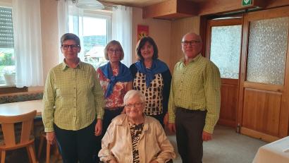 Bild: Dirrigl/exb
Der Frauenbund Schmidgaden und Gartenbauverein gratulieren Maria Richthammer zum 90. Geburtstag.