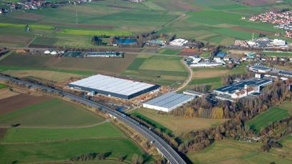 Luftbild: mür
Das Luftbild vom November 2023 zeigt die gewaltigen Dimensionen des neuen Schott-Logistikzentrums an der Autobahn 93 in Mitterteich. Rechts gegenüber zu sehen ist die bestehende Logistikhalle.