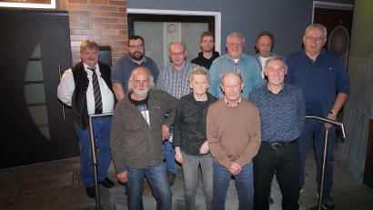 Bild: fvo
Die Gründungsmitglieder des Kick`n-Stammtischs Waldthurn mit Vorsitzendem und Stammtischsprecher Thomas Troidl (hinten, Zweiter von links), Stellvertreter Björn Schories (hinten, Mitte) und der Wirtin des Stammtischs Angelika Kick erinnern sich beim Kommersabend an viele schöne Begebenheiten.