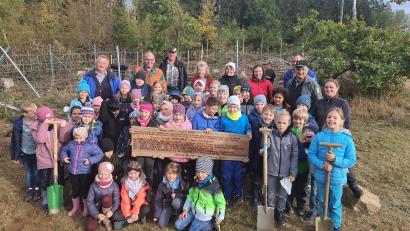 Bild: lym
Die Mädchen und Buben der Grundschule pflanzten unter Anleitung von Karl-Heinz Melzer (Zweiter von rechts), Carina Czurda (rechts) und Meinhard Köstler (links) unterschiedliche Baumarten. Danach gab's eine Brotzeit.
