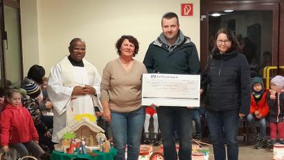 Bild: Stefan Schadl/exb
Die Pfarrei St. Ursula Pursruck spendet für den Kindergarten (von links): Pfarrer Moses Gudapati, Kindergartenleiterin Ulrike Schießlbauer, Erster Pfarrgemeinderatssprecher Stefan Schadl und die stellvertretende Pfarrgemeinderatssprecherin Ingrid Richter.