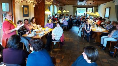 Bild: lg
Bis auf den letzten Platz gefüllt ist der Gastraum der Hammerschänke, als Heidi Gentzwein (links) Parallelen zwischen der Pflege des Gartens und der Psyche aufzeigte.