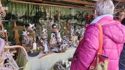 Bild: Grabinger/exb
Vielfältige Weihnachtsdeko bieten die 18 Aussteller beim Hüttenzauber in Weiding an.