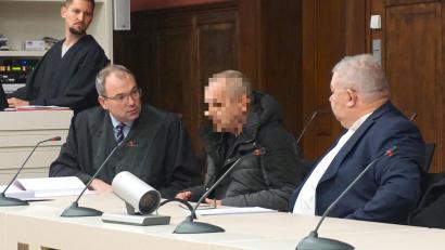 Bild: jut
Ein heute 58-jähriger Schnaittenbacher (Mitte) soll Nachbarn mit dem Tod bedroht, Polizisten mit einer Flamme attackiert und damit gedroht haben, das Haus in die Luft zu jagen. Vor Gericht geht es nun um die Frage, ob der Mann dauerhaft in die Psychiatrie muss.