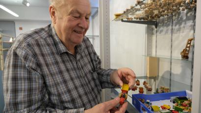 Bild: Barbara Habel/exb
Albrecht Krenkel faszinieren die detaillierten Spielzeugminiaturen seit seiner Kindheit, später setzte die Sammelleidenschaft ein.