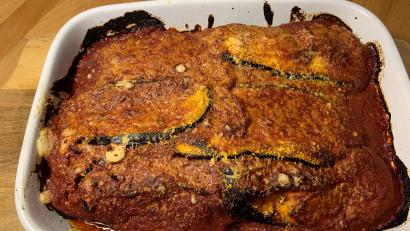 Bild: Michael Schiffer
In den Auberginenauflauf kommen Hackfleischkroketten, hartgekochte Eier, italienische Wurst und Käse.