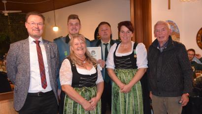 Bild: bö
Ehrungen stehen auf dem Programm beim Schützenverein Mendorferbuch-Egelsheim (von links): Bürgermeister Florian Junkes, Michael Meckl, Schützenmeisterin Barbara Guttenberger, Franz Braun, Elke Eidenhammer und Gauschützenmeister Heinrich Fraunholz.