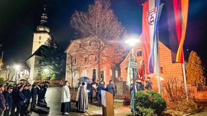 Bild: Gemeinde Kastl/exb
Zur Gedenkfeier versammelten sich Bürger, kirchliche Vereine und Mitglieder der Krieger- und Soldatenkameradschaft vor dem Kriegerdenkmal am Dorfplatz.