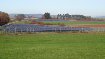 Archivbild: ak
Bei der Energieerzeugung in der Gemeinde Speichersdorf reden die Bürger ein Wörtchen mit. Das Bild zeigt die beiden PV-Anlagen an der Bahnstrecke Kirchenlaibach–Weiden.