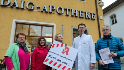 Bild: Wolfgang Steinbacher
Am Streiktag der Apotheken stehen (von links) die Apotheker Anneliese Daig, von der Daig-Apotheke, Annette Sawhney von der St.-Anna-Apotheke, Katharina Holtschulze von der Krötensee-Apotheke, Falk Samuel Glamsch von der Apotheke in der Fröschau und Alois Dittrich von der Dreifaltigkeits-Apotheke am Amberger Rossmarkt, um ihren Protest kundzutun.