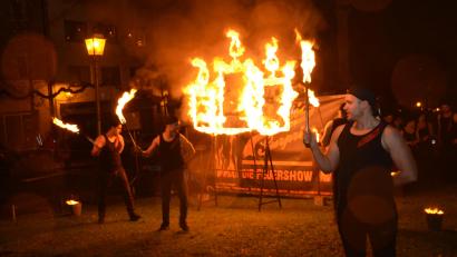 Archivbild: dob
Die Feuershow der Gruppe "Public Surprise" aus Waidhaus ist bei der Aktion "Vohenstrauß im Kerzenschein" der große Anziehungsmagnet für Besucher, die bis 20 Uhr über den Marktplatz flanieren können.