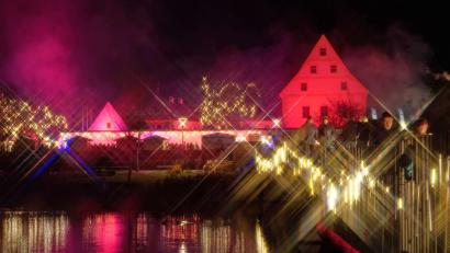 Bild: tr
Der größte Weihnachtsmarkt im Landkreis Tirschenreuth findet im Fischhofpark in der Kreisstadt statt. Veranstalter ist der Lions-Club. Der Fischhof erstrahlt jedes Jahr in einer anderen Farbe.