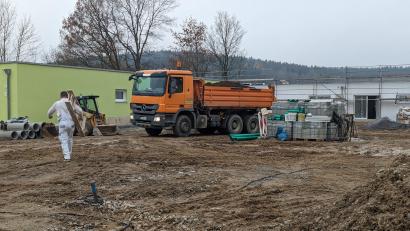 Bild: wrl
Noch herrscht Baustelle bei der künftigen Sozialtherapeutischen Einrichtung in Schönsee, schon im Januar soll sie aber fertig sein.