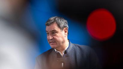 Bild: Peter Kneffel/dpa
Markus Söder, (CSU) Ministerpräsident, nimmt nach seinem Besuch beim Landesamt für Asyl an einer Pressekonferenz teil.