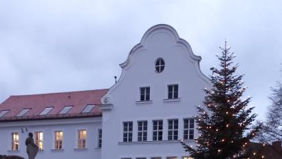 Bild: Stadt Waldsassen/exb
Am Basilikaplatz in Waldsassen haben Mitarbeiter des Stadtbauhofs am Dienstag einen stattlichen Christbaum aufgestellt.