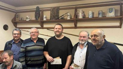 Bild: gz
Der Vorsitzende Karl Roth gratuliert den drei Erstplatzierten Josef Kindl, Jörg Maier und Franz Singer zu ihren Preisen und Josef Illing zum Trostpreis (von rechts).