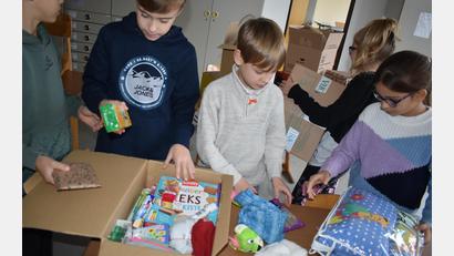 Bild: sm
Stolz helfen die Kinder mit, die Pakete zu befüllen.