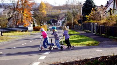 Bild: bkr
Schnell rein und schnell raus, heißt es oft in der Immenreuther Straße. Nach Rasern spähten auch die drei Mädls bevor sie gerade die Straße Richtung Richard-Krieglsteiner-Straße überquerten.