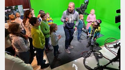 Bild: Klinikum/BIrner/exb
Thomas Bärthlein von OTV erklärte den Mitarbeiterkindern wie Fernsehen gemacht wird und zeigte ihnen den Fernsehsender.