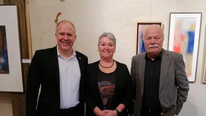 Bild: u
Unter dem Titel „Herzlich & Spritzig“ präsentiert Jürgen Hartmann (rechts) im Schnaittenbacher Kulturstadl 26 Acryl- und Airbrush-Arbeiten. Sowohl Bürgermeister Marcus Eichenmüller (links) als auch die Sprecherin des Arbeitskreises Heimat und Kultur, Ingrid Müller (Mitte), gratulierten zu den gelungenen Werken. Die Ausstellung ist Abschluss der Schnaittenbacher Kulturtage 2023.