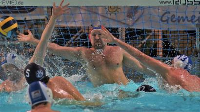 Bild: G. Büttner
Torwart Christopher Klein (Mitte hinten) soll auch gegen den WV Darmstadt der Rückhalt der Weidener Wasserballer sein.