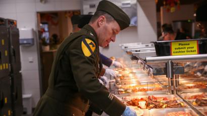 Bild: Cpl. Fallon Lewis
Oberstleutant Casey McKenna versorgt seine Truppe mit Thanksgiving-Spezialitäten.