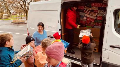 Bild: Grundschule Wiesau/exb
Mehrere Kinder halfen beim Einladen der Weihnachtspäckchen. Mit im Bild Schulleiterin Inge Dick.