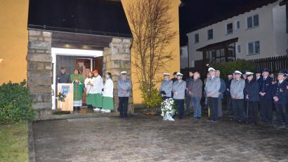 Bild: gi
Der Kriegerverein Tröbes mit ihrem Vorsitzenden Josef Schafbauer legt gemeinsam mit Zweitem Bürgermeister Bernhard Rom einen Kranz am Kriegerdenkmal nieder.