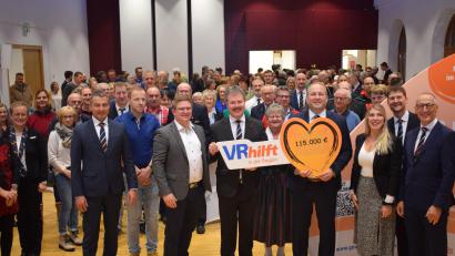 Bild: bnr
Die VR-Bank Mittlere Oberpfalz unterstützt 170 Vereine aus dem Spendentopf des Gewinnsparens mit einer Geldspende. Die Spendenübergabe findet im Jugendwerk in Nabburg statt.