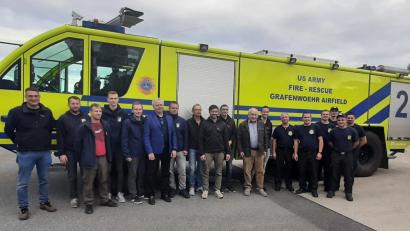 Bild: Feuerwehr Kemnath/exb
Beim Besuch des Truppenübungsplatzes in Grafenwöhr besichtigten die Brandschützer aus Kemnath und Nepomuk auch den Fuhrpark der Kameraden der Lagerfeuerwehr.