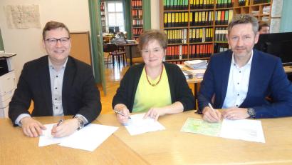 Bild: Mösbauer/exb
Kommunalbetreuer Wolfgang Dumm, Bürgermeisterin Sonja Meier und der Leiter des Kundencenters Schwandorf, Daniel Liegl (von links) unterzeichnen den Vertrag.