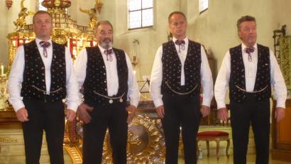 Bild: mad
Stefan Kaser, Robert Sattler, Josef Gruber, Ewald Mahlknecht (von links) begeistern in Schwarzhofen mit zu Herzen gehenden Melodien.