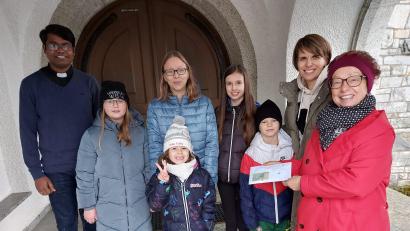 Bild: Günther Fütterer/exb
An die Familienhilfe Neusorg ging heuer die Spende, die beim Martinszug in Weihermühle eingesammelt wurde. Bei der Spendenübergabe dabei waren auch die Kinder Leonie, Selina, Magdalena und Korbinian (Zweite, Dritte, Fünfte und Sechster von links).