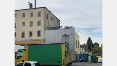 Bild: Stefanie Roth
Versteckt, aber doch innenstadtnah: Viele kennen den Firmensitz von Gambrinus in der Keplerstraße in Weiden gar nicht. Bekannter hingegen sind die grün-gelben "Bierlaster", die rund um Weiden unterwegs sind und Getränke aller Art nach Hause liefern.