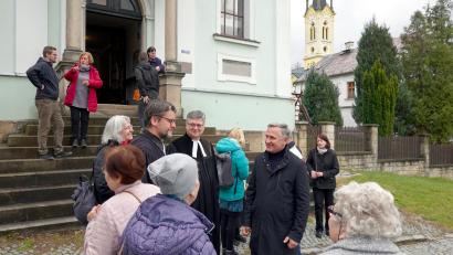 Bild: cog
Nach dem Gottesdienst unterhält sich Dekan Karlhermann Schötz (Mitte) vor der reformierten Kiche von Vsetín mit Bürgermeister Jiři Čunek (rechts, im dunklen Mantel).