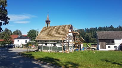 Bild: gi
Die neuen Dachlatten sind bereits angebracht, aber die Dorfbewohner von Niederland warten noch auf die neuen Holzschindeln.