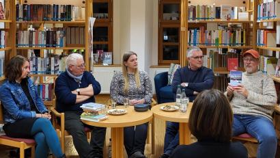 Bild: Carolin Schmuck/exb
Karin Wilnauer, Thomas Dobler, Lisa Freiberger Richard Tischler und Moderator Stefan Voit (von links) stellen ihre Lieblingsbücher vor,