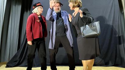 Bild: R. Kreuzer
Hubert Treml (Mitte) und seine Kolleginnen bringen das Publikum zum Lachen und Nachdenken.