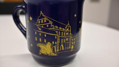 Bild: Simon Hauck, Stadt Amberg/exb
Das Kurfürstliche Schloss ziert die neu gestaltete Weihnachtstasse, in die am Amberger Weihnachtsmarkt der Glühwein ausgeschenkt wird.