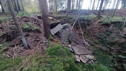 Bild: Gemeinde Teunz/exb
Eternitplatten mitten im Wald bei Wildstein abgekippt: Wer Hinweise auf den Verursacher geben kann, soll sich bei der Polizeiinspektion Oberviechtach oder der Gemeinde melden.