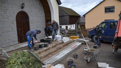 Bild: gi
Durch die Treppensanierung wird der Zugang zur Kapelle sicherer gemacht. Ortssprecher Thomas Kleber (rechts) beaufsichtigt die Arbeiten und legt selbst mit Hand an.