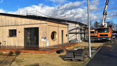 Bild: Susanne Schwab
An der Franz-Kemeter-Straße im Baugebiet Kennedystraße Süd II befinden sich derzeit drei Mikrohäuser im Bau, das vorderste ist bereits bewohnt. Hier die Ansicht von Südwesten.