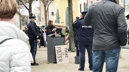 Archivbild: Gabi Schönberger
Protest in der Fußgängerzone in Weiden. Auch um diese Aktion mit dem Schild "Maske ist Folter" geht es nun vor Gericht.